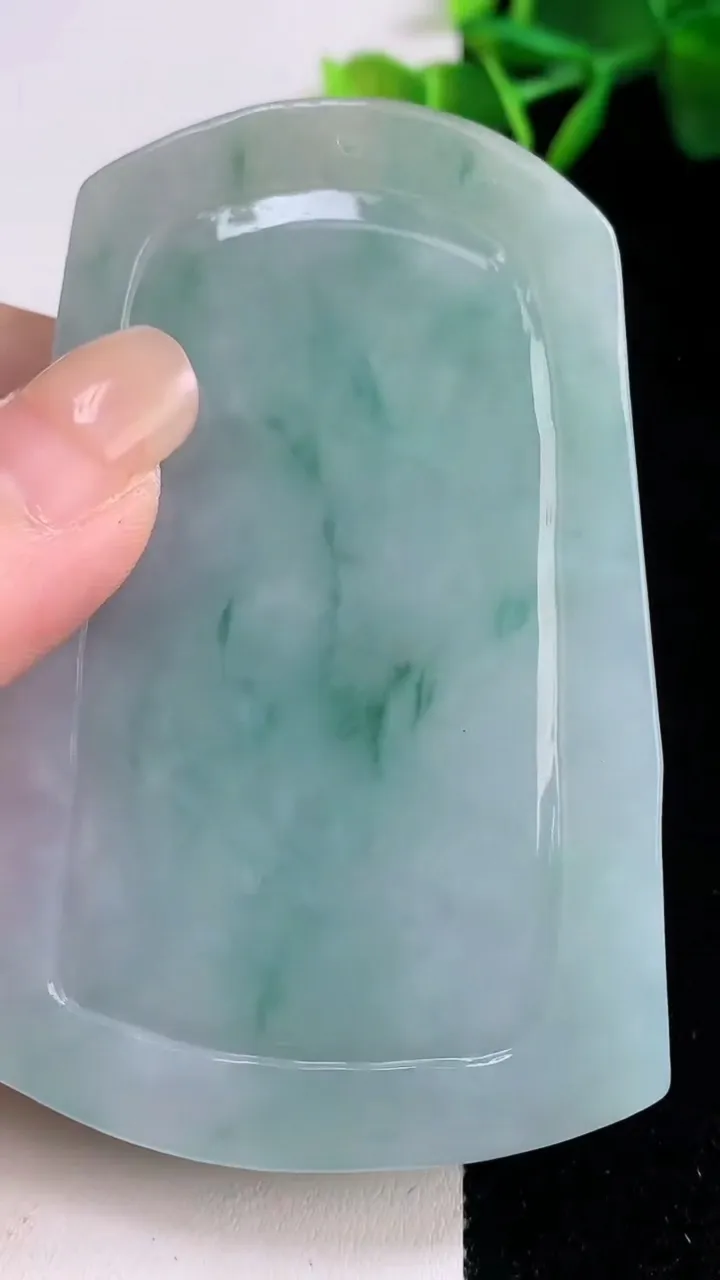 天然A货翡翠牌吊坠，尺寸79-52-13.8，重:112.81g
8月25日