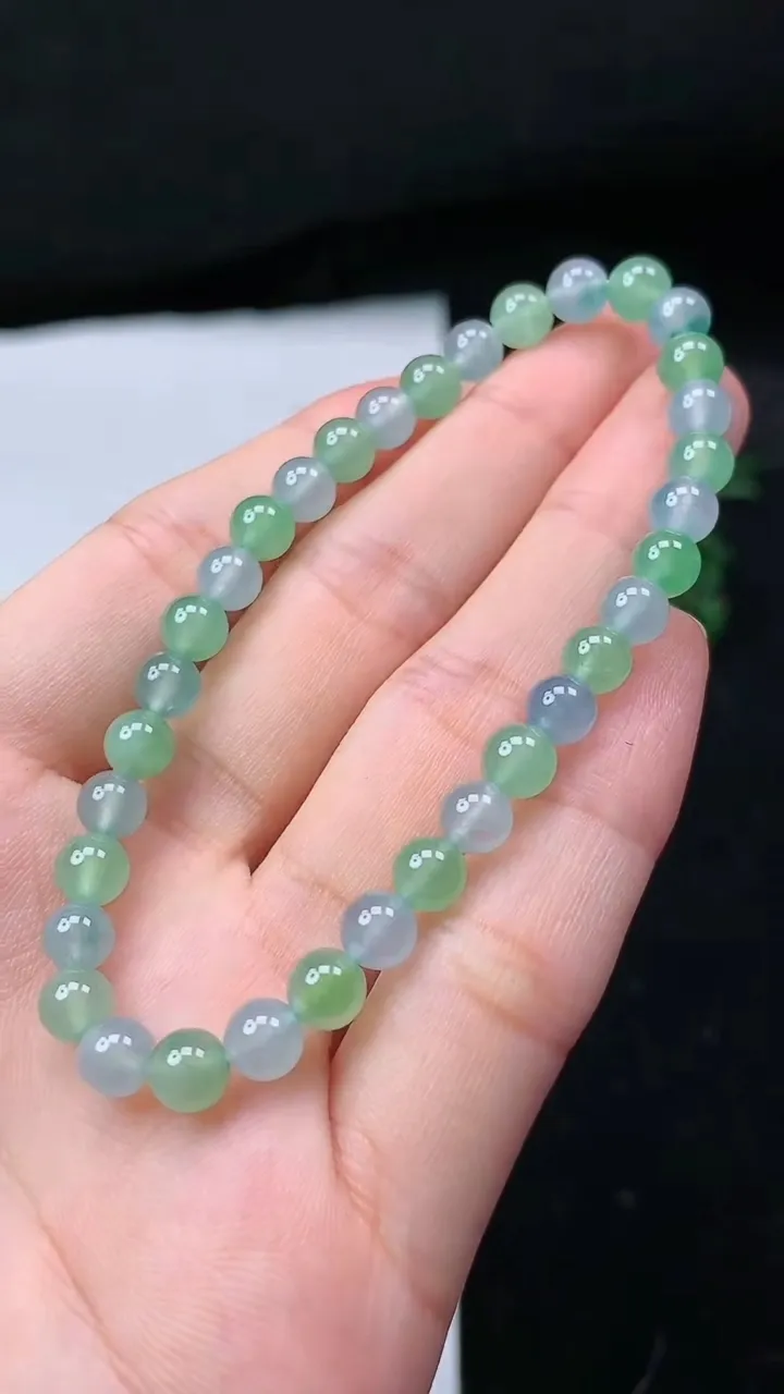天然A货翡翠春带彩 紫罗兰圆珠手串，尺寸5.6-34颗，重量:10.00g
8月25日