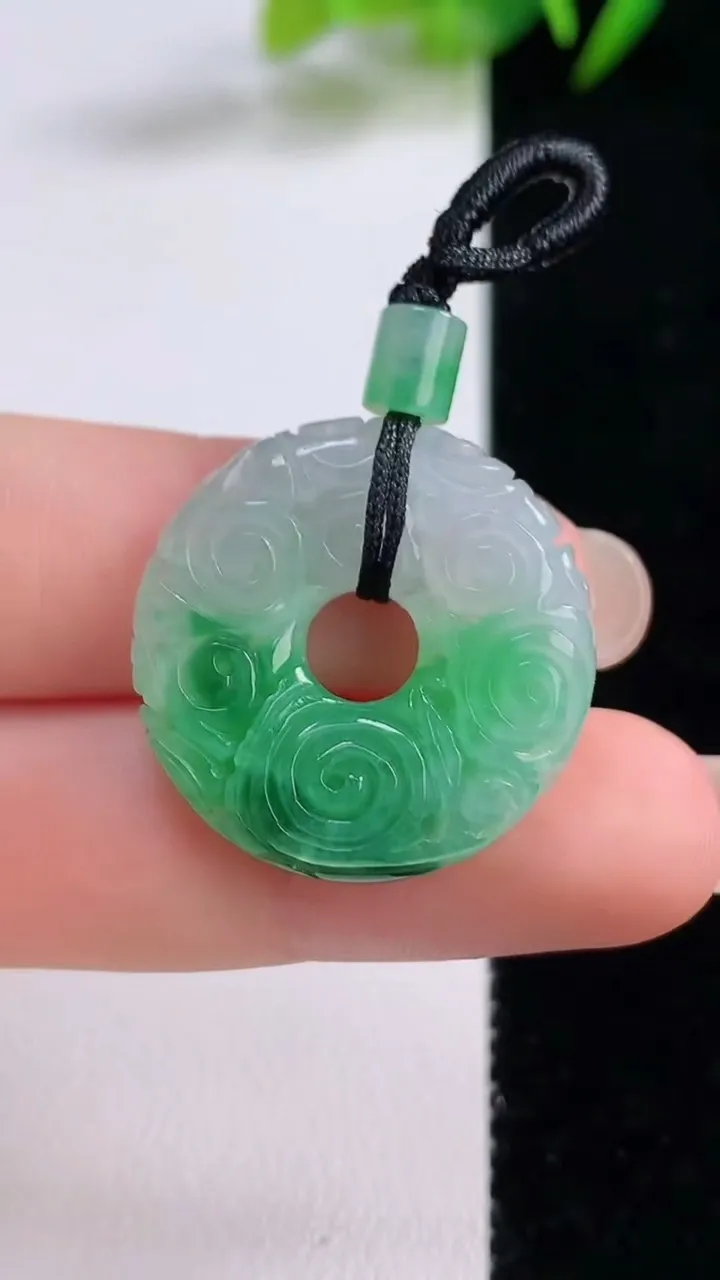 天然A货翡翠雕花平安环吊坠，尺寸24.8-5.3，重:5.85g
8月25日