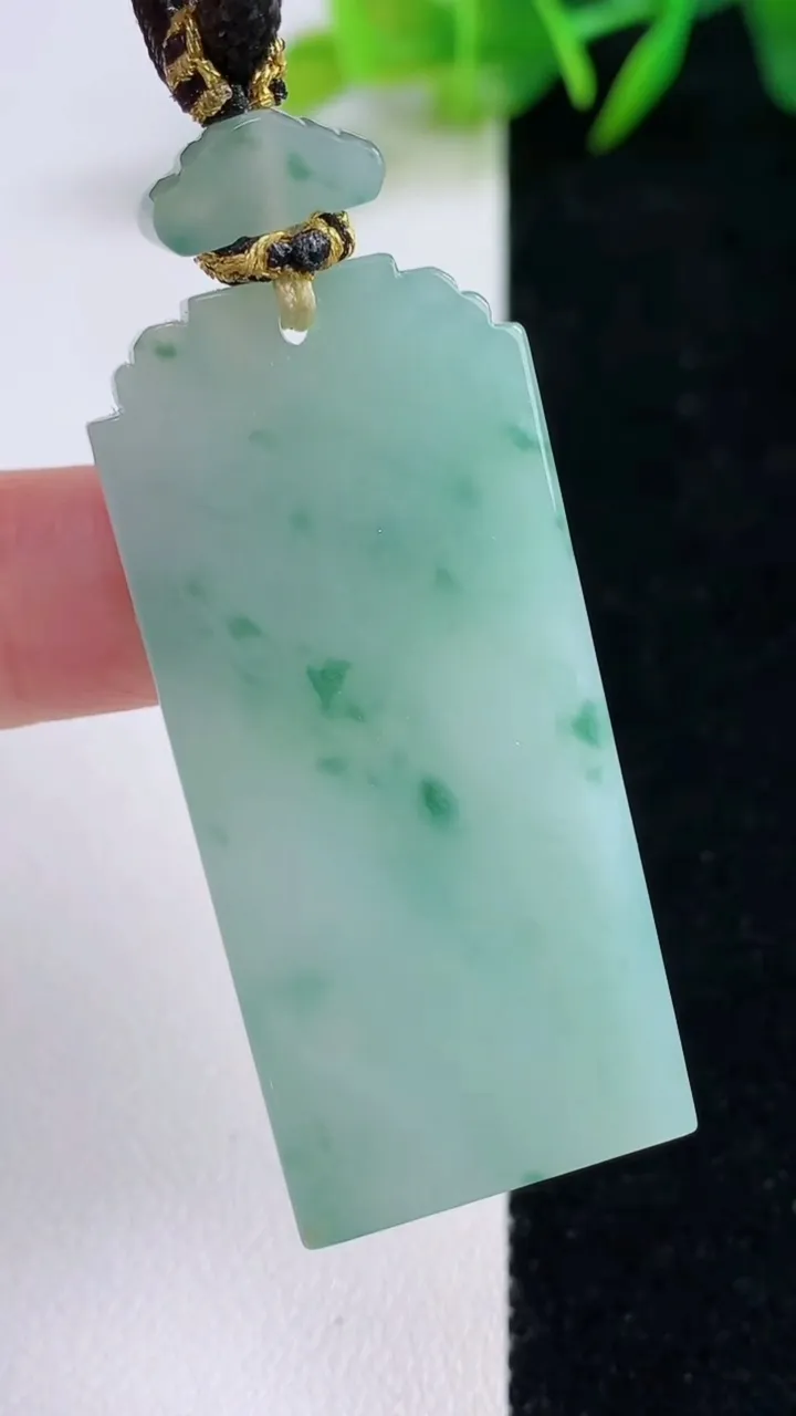 天然A货翡翠飘花仿古无事牌吊坠，尺寸48.2-21.6-5.8，重量:26.30g
8月25日