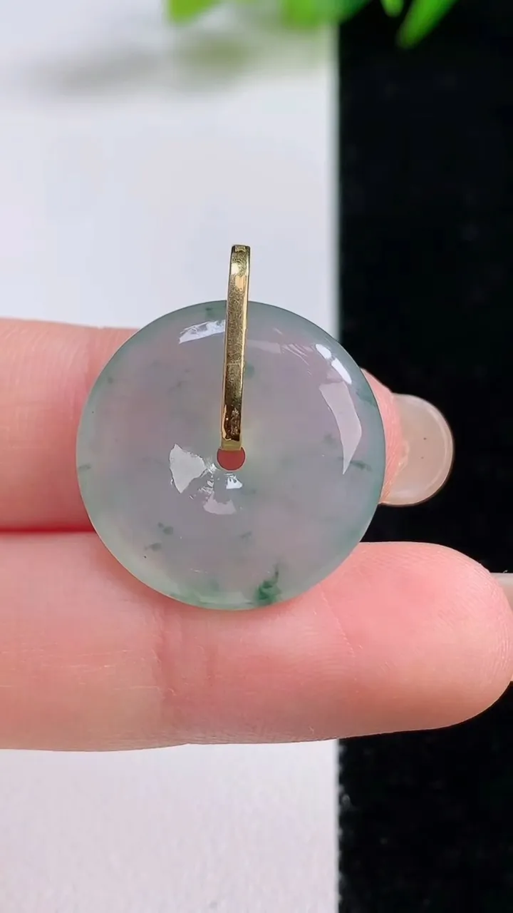 天然A货翡翠种飘花平安扣吊坠，尺寸21-5.3，重量:5.46g
8月25日