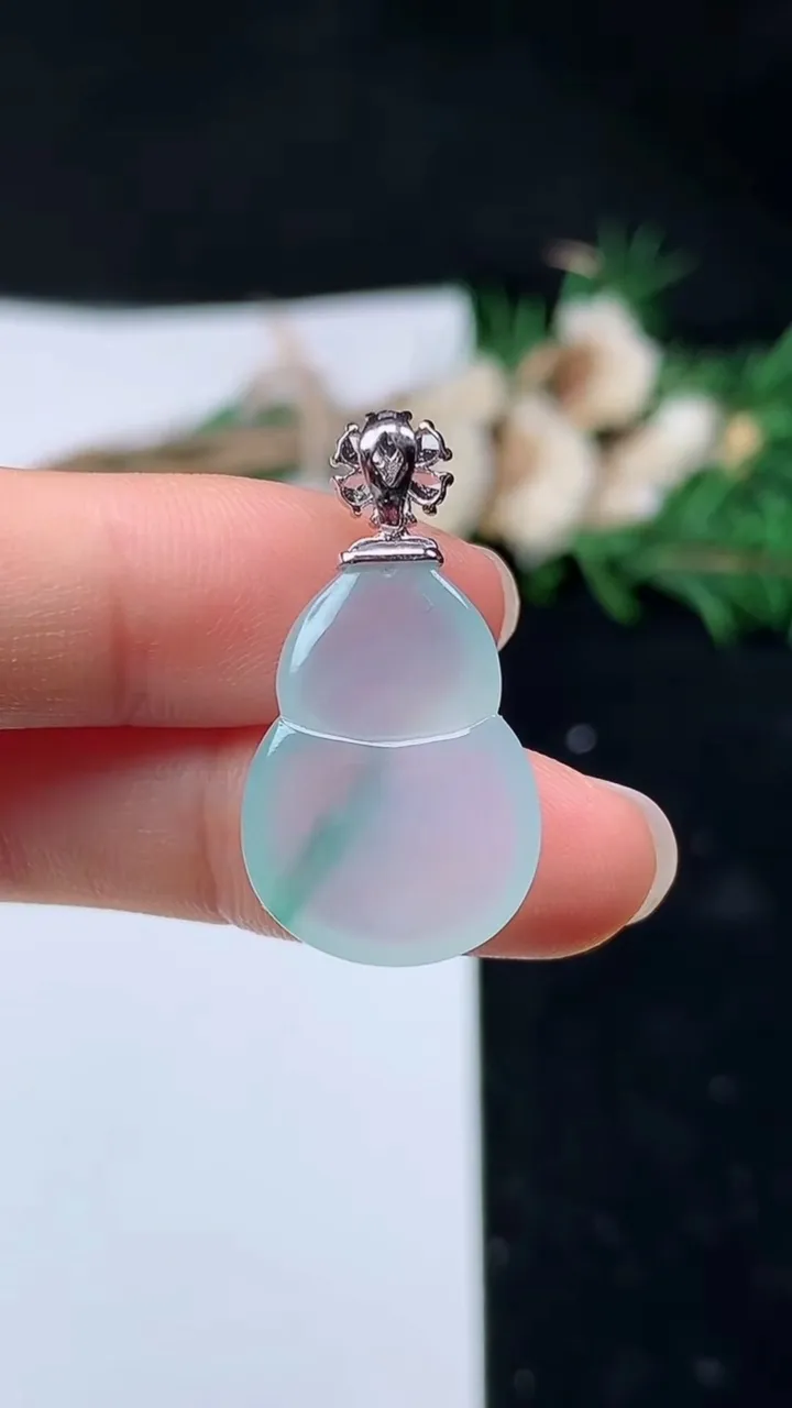 天然A货翡翠葫芦吊坠，尺寸21.6-15.5-5.5，重量:3.69g
8月25日