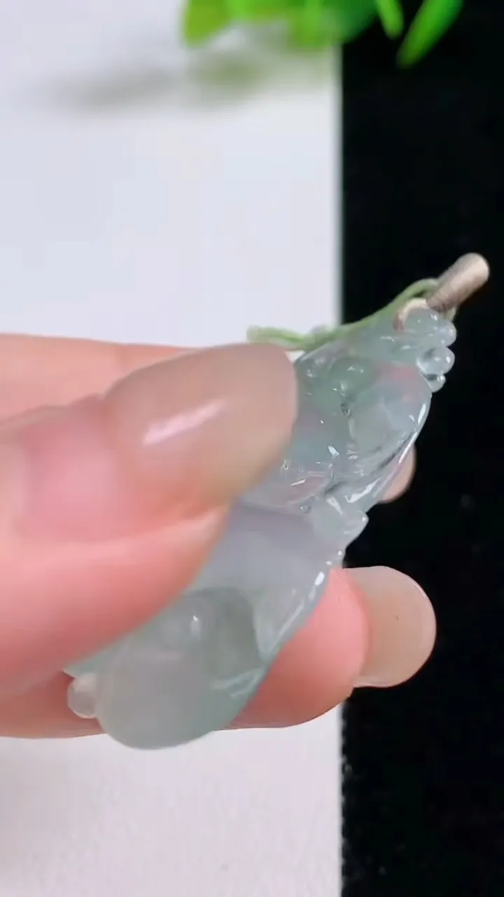 天然A货翡翠冰种飘花如意吊坠，尺寸37.5-25.4-5.4，重量:6.35g
8月25日