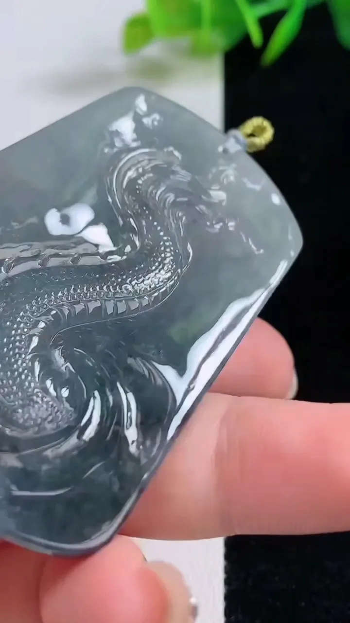 天然A货翡翠墨翠御龙不动明王吊坠，尺寸66-41.6-8.5，重量:47.89g
8月25日
