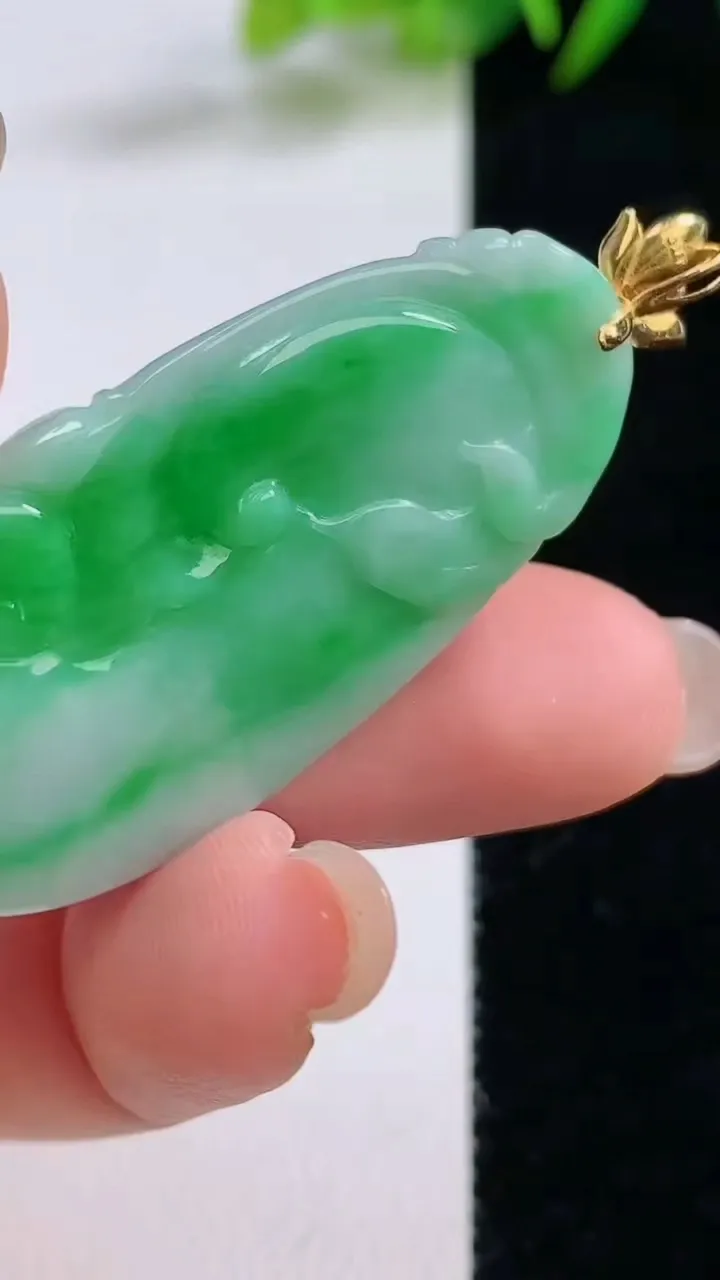 天然A货翡翠如意吊坠，尺寸43-22.5-4.8，重量:9.40g
8月25日
