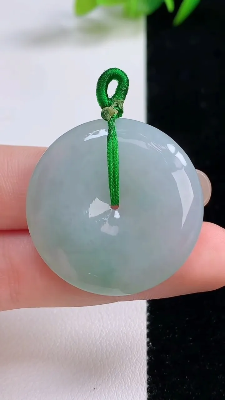天然A货翡翠平安扣吊坠，尺寸32-5.7，重量:12.66g
8月25日