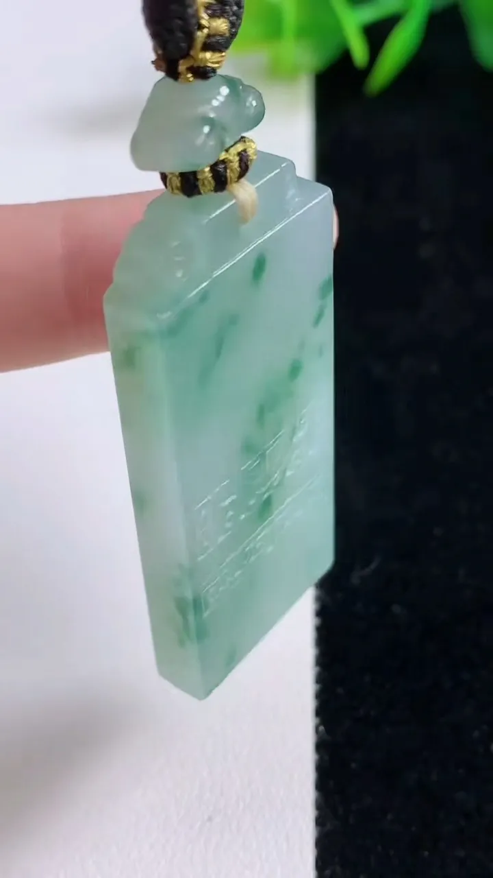 天然A货翡翠飘花仿古无事牌吊坠，尺寸48.2-21.6-5.8，重量:26.30g
8月25日