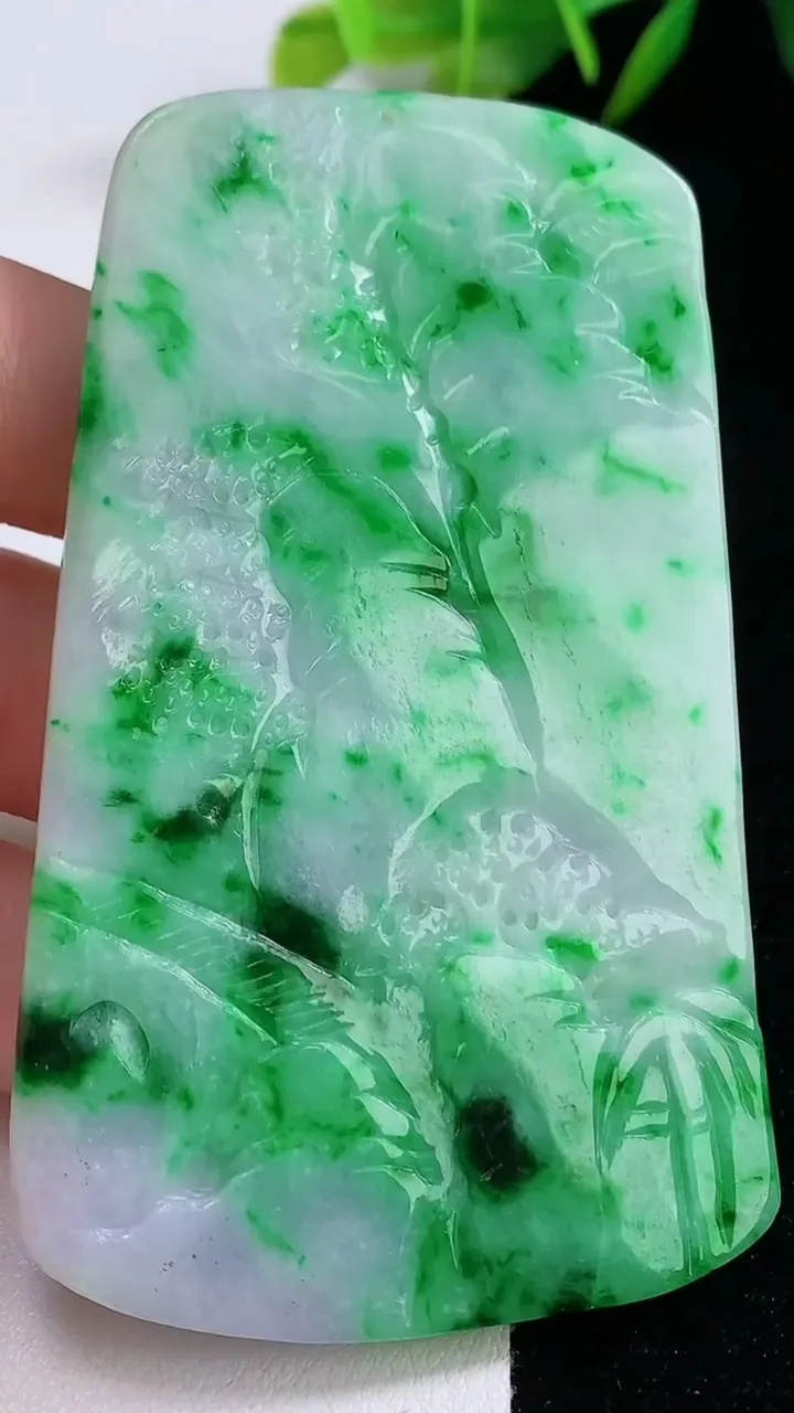 天然A货翡翠山水牌吊坠，尺寸78-47.3-5.6，重量:46.68g
8月25日