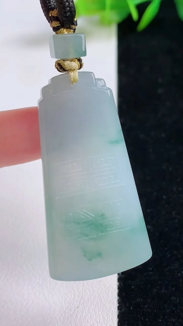 天然A货翡翠飘花仿古无事牌吊坠，尺寸48.2-24.7-5.8，重量:23.36g
8月25日