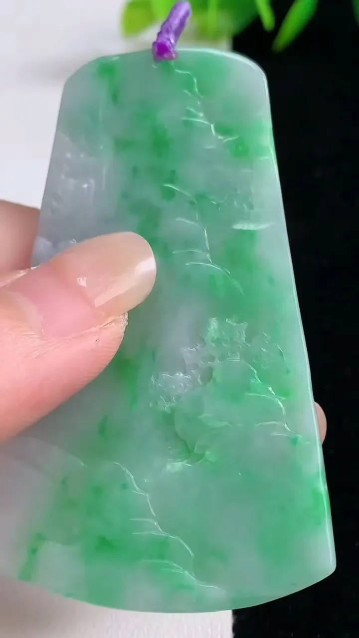 天然A货翡翠山水牌吊坠，尺寸62-39.6-4.6，重量:26.09g
8月25日