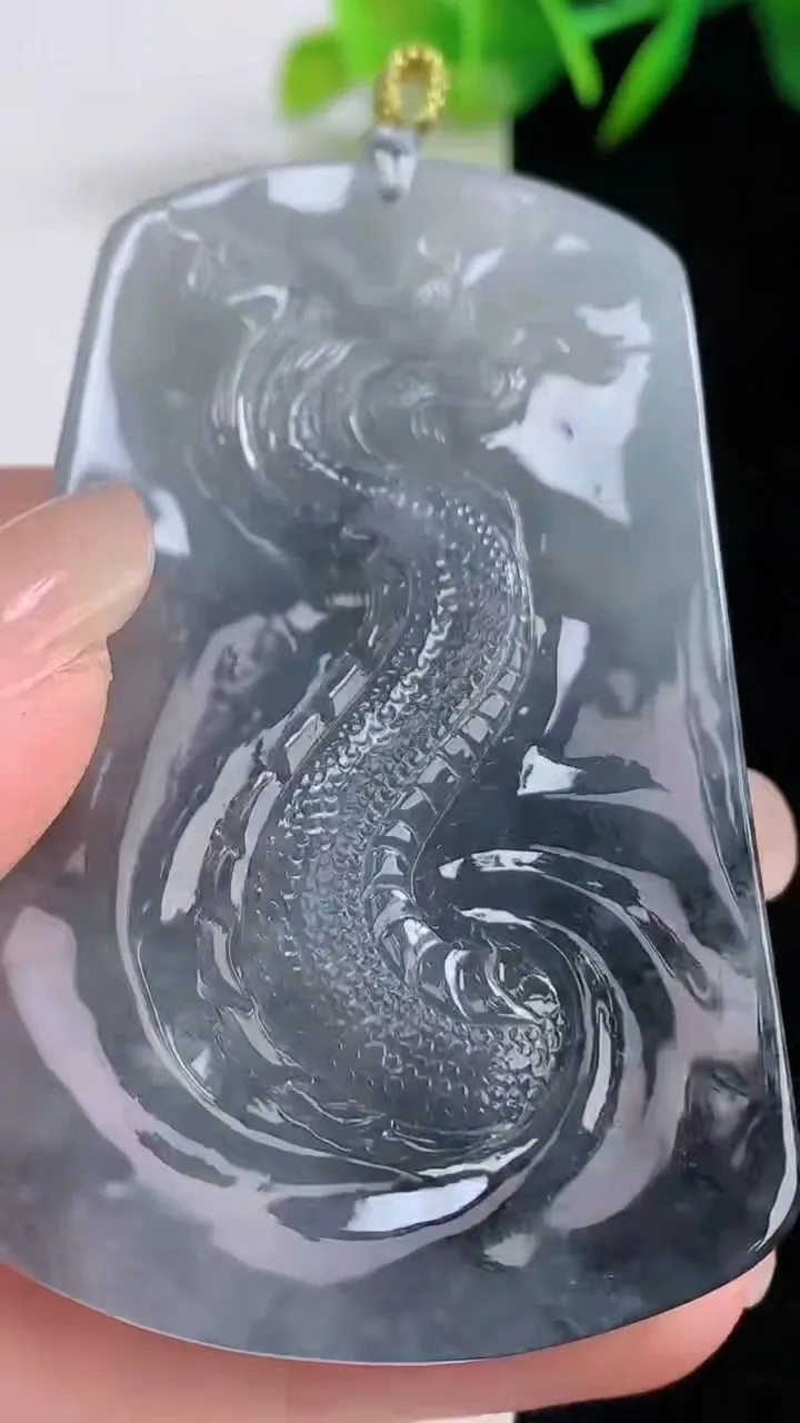 天然A货翡翠墨翠御龙不动明王吊坠，尺寸66-41.6-8.5，重量:47.89g
8月25日