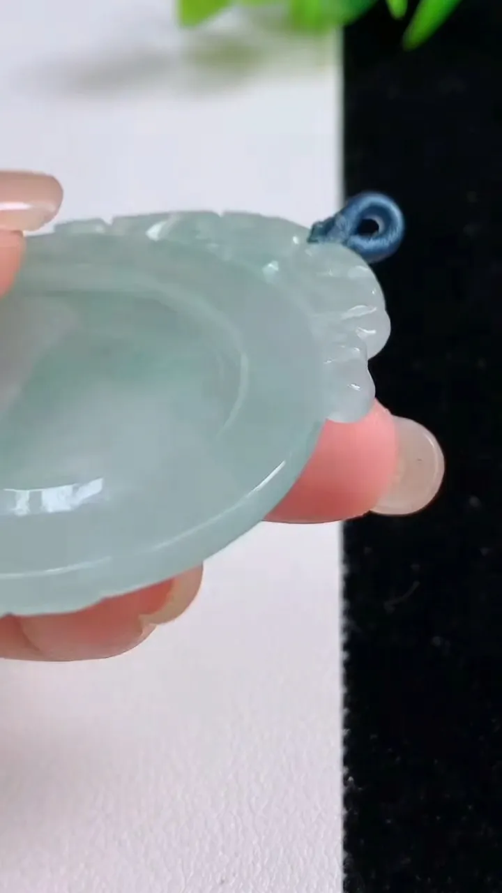 天然A货翡翠龙牌吊坠，尺寸51.7-43.4-5.2，重量:22.38g
8月25日