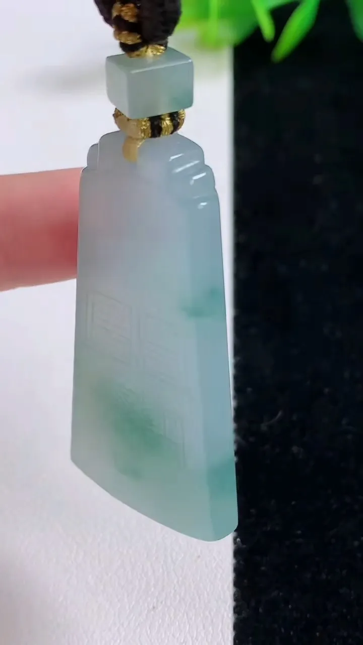 天然A货翡翠飘花仿古无事牌吊坠，尺寸48.2-24.7-5.8，重量:23.36g
8月25日