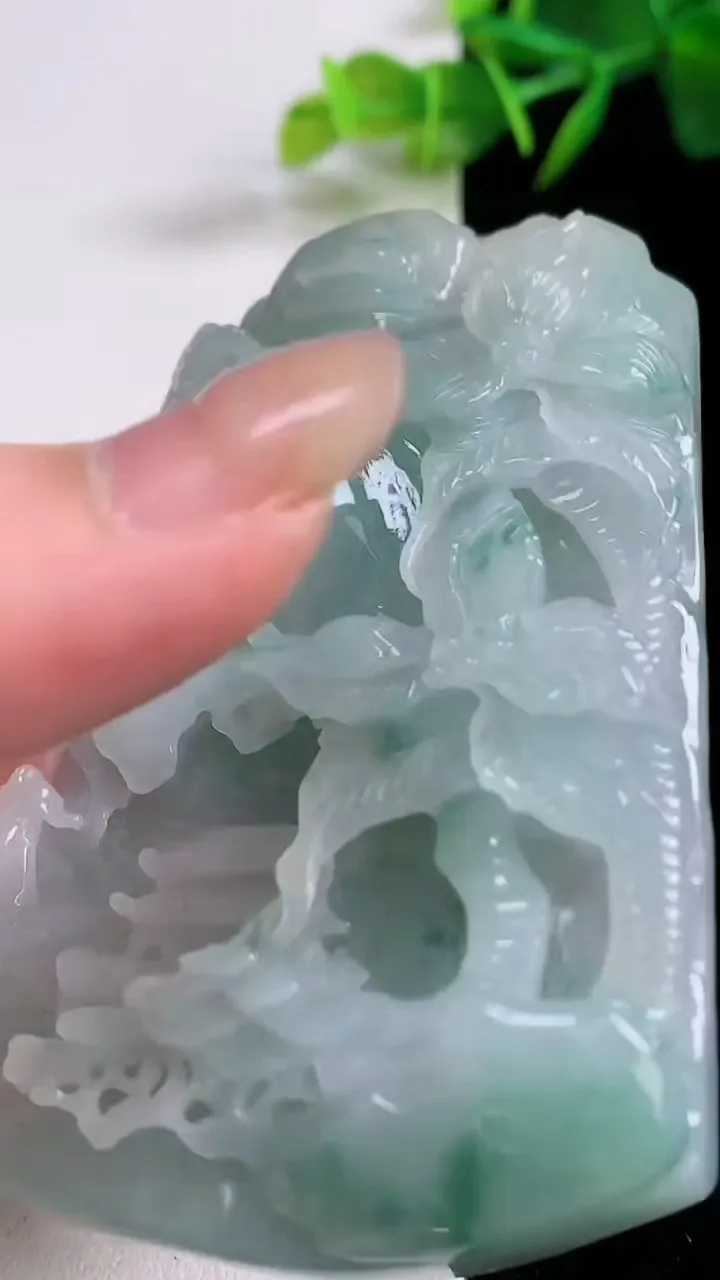 天然A货翡翠牌吊坠，尺寸79-52-13.8，重:112.81g
8月25日