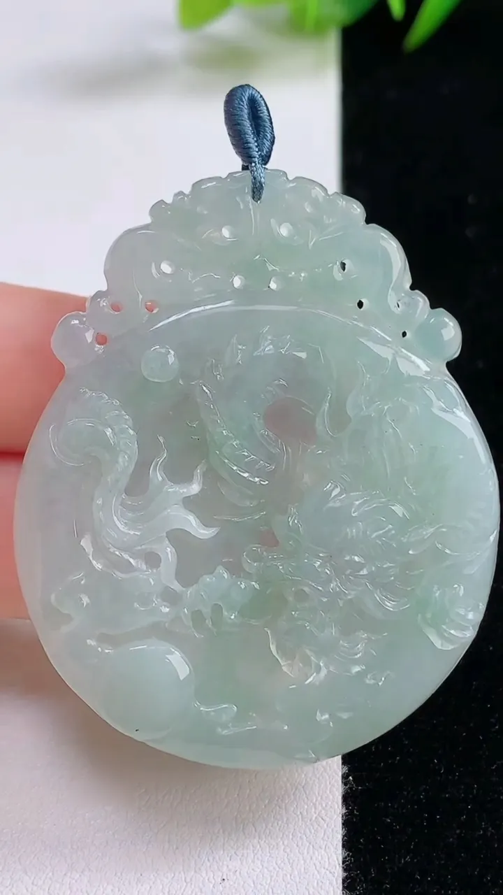 天然A货翡翠龙牌吊坠，尺寸51.7-43.4-5.2，重量:22.38g
8月25日