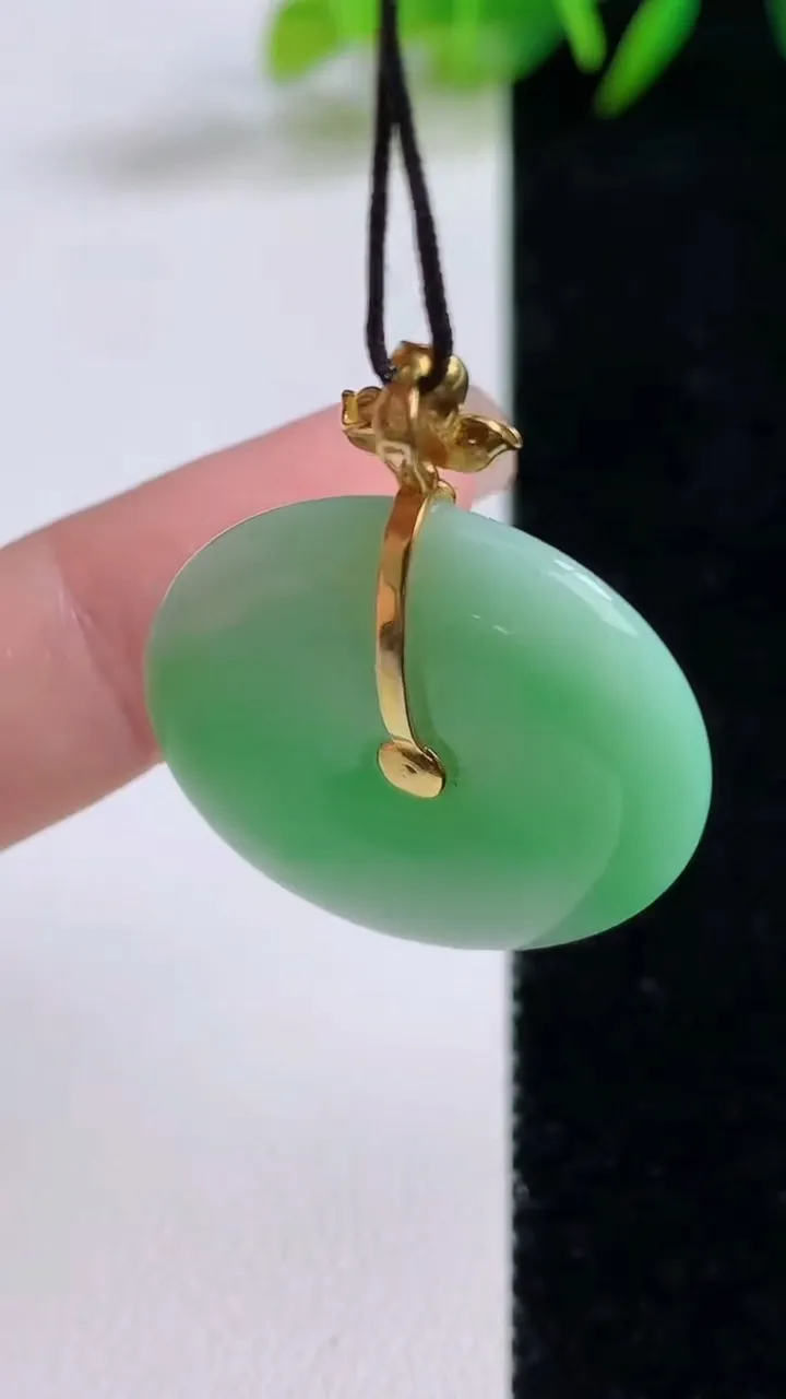 天然A货翡翠平安扣吊坠，尺寸26.2-4.6，重量:7.50g
8月25日