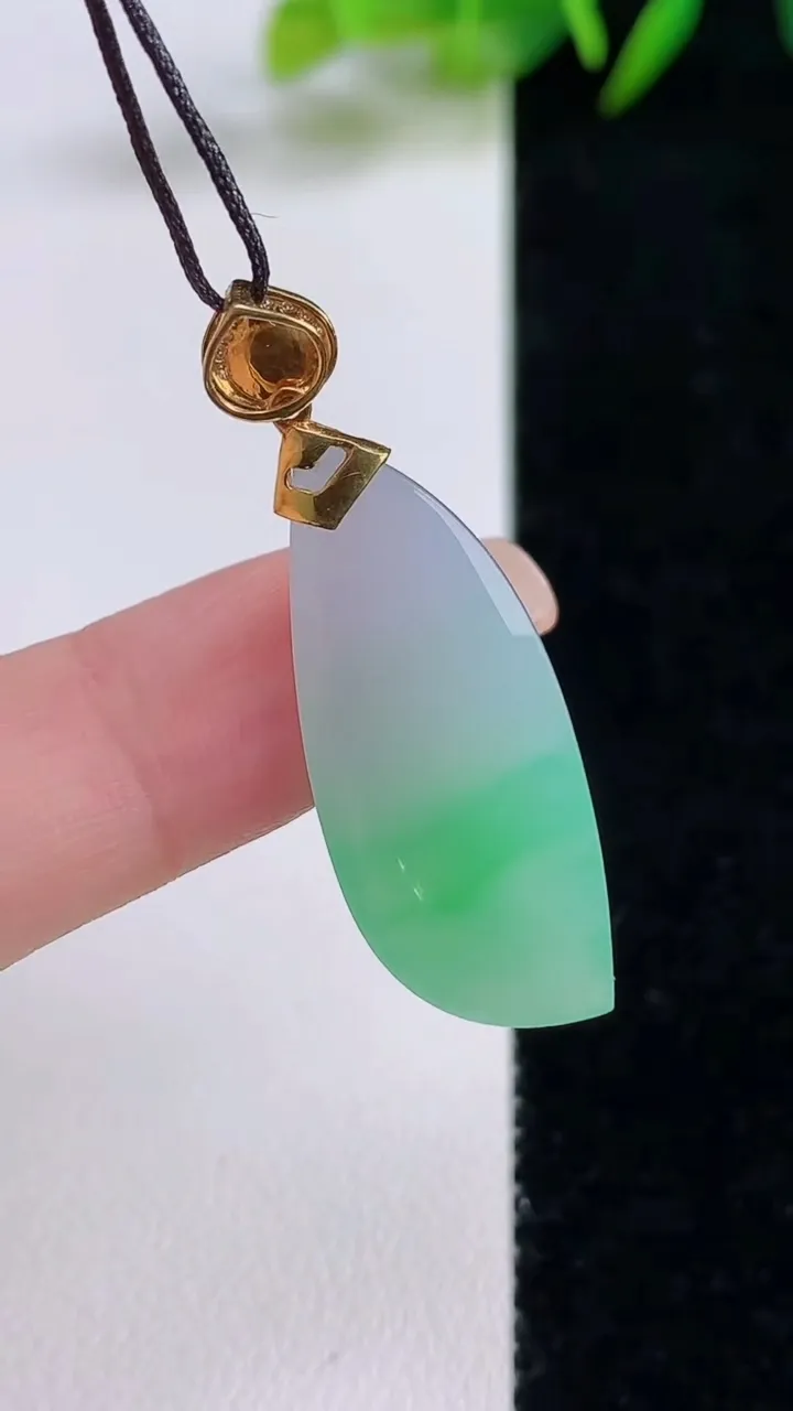 天然A货翡翠随形，尺寸29.7-12.4-7，重量:5.37g
8月25日