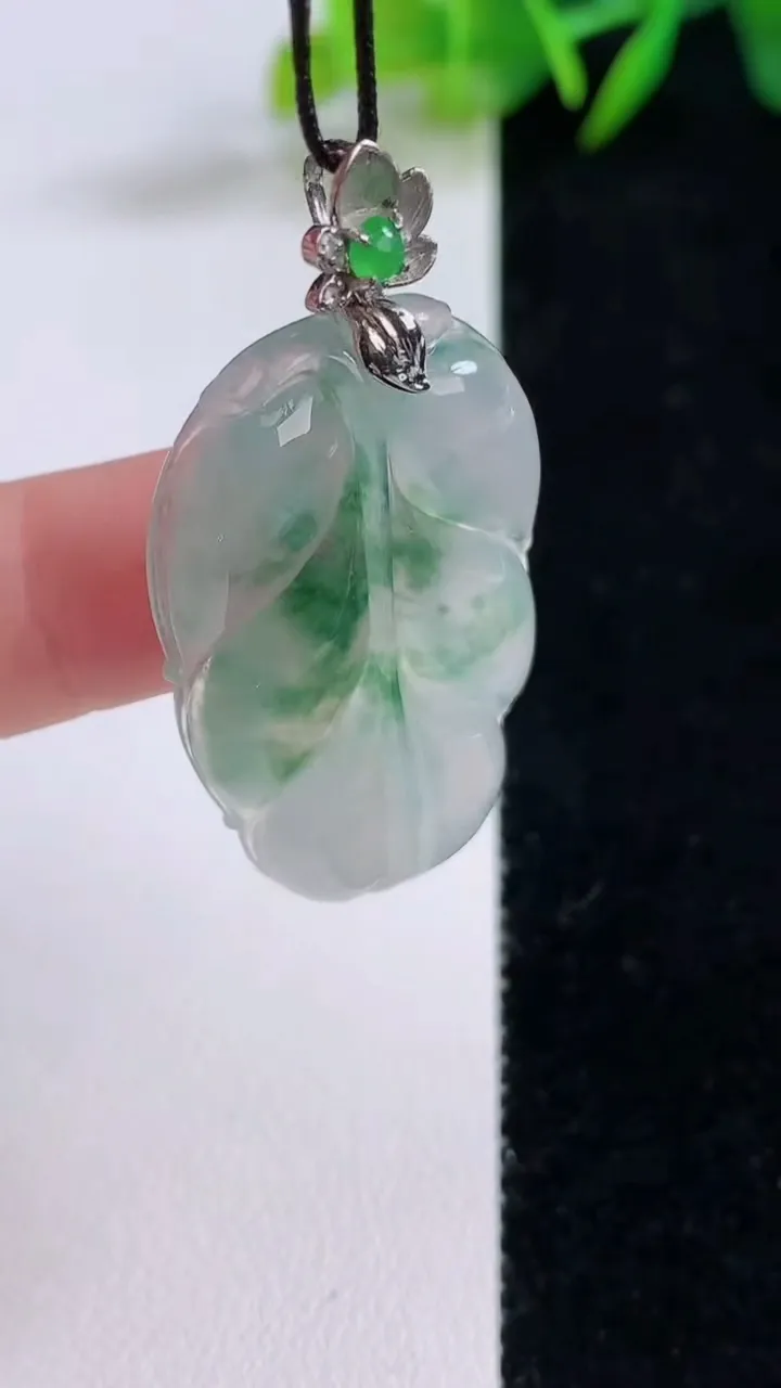 天然A货翡翠种飘花金枝玉叶 叶子吊坠，尺寸39.5-23-5，重量:8.95g
8月25日