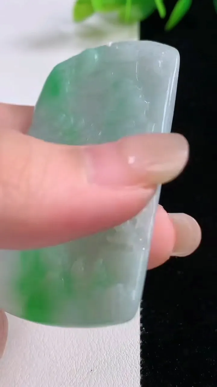 天然A货翡翠山水牌吊坠，尺寸61-39.4-4，重量:25.48g
8月25日