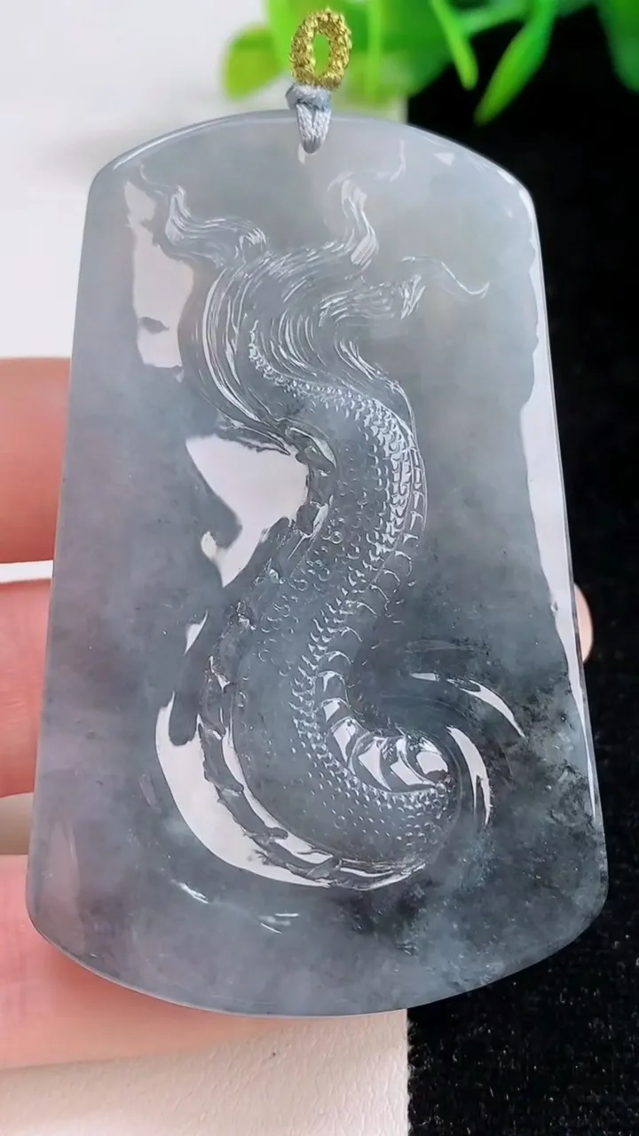 天然A货翡翠墨翠御龙不动明王吊坠，尺寸66-41.6-8.5，重量:47.89g
8月25日