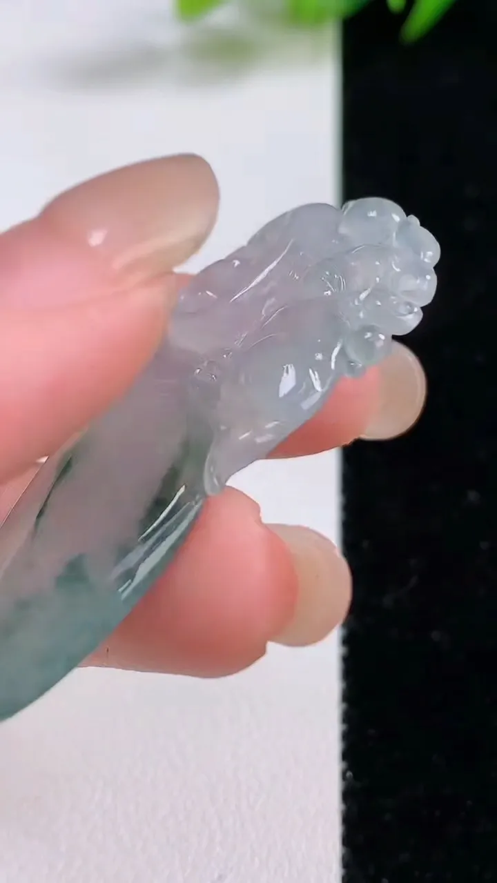 天然A货翡翠冰种飘花福瓜吊坠，尺寸50.8-21.4-3.6，重量:6.97g
8月25日