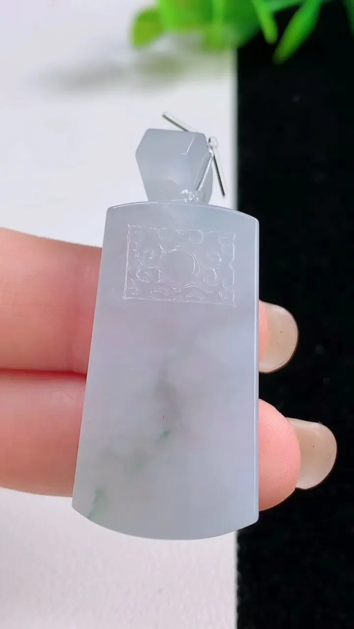 天然A货翡翠飘花仿古无事牌吊坠，尺寸35.8-18.6-5.8，重量:13.27g
8月25日
