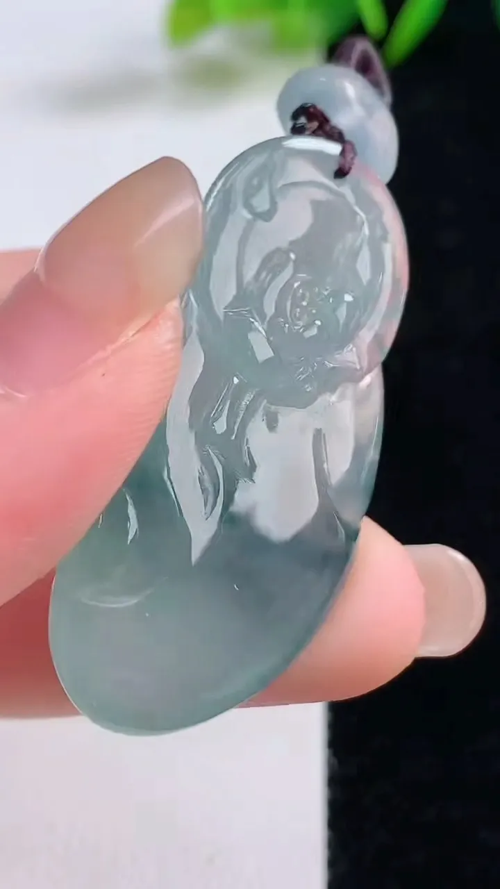 天然A货翡翠冰种飘花财神爷吊坠，尺寸41.5-18-10.8，重量:15.30g
8月25日