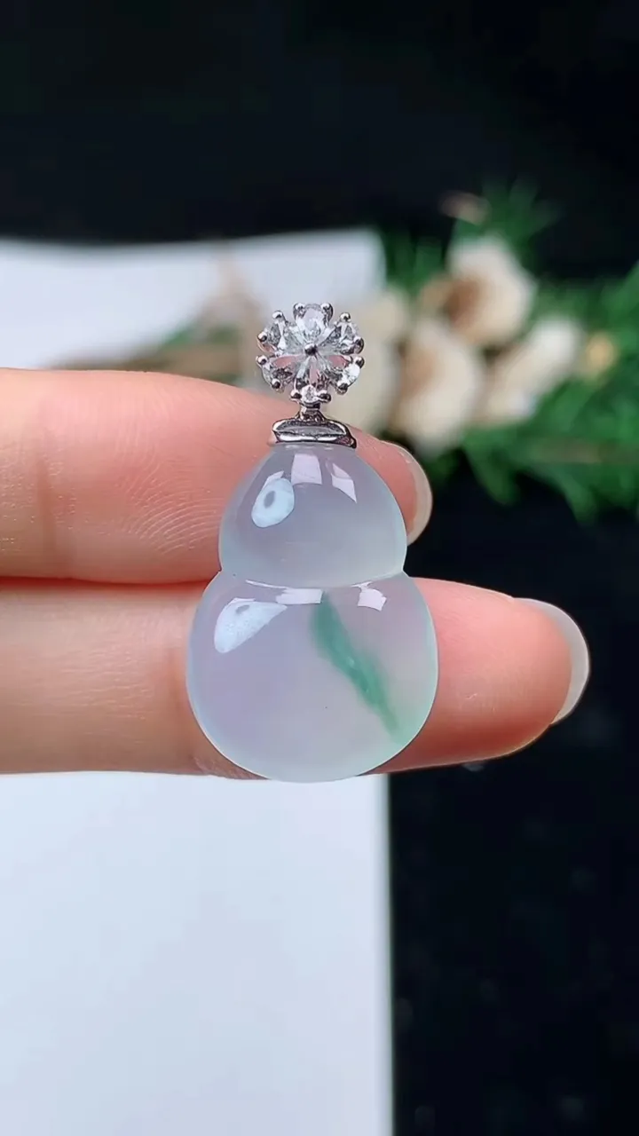 天然A货翡翠葫芦吊坠，尺寸21.6-15.5-5.5，重量:3.69g
8月25日