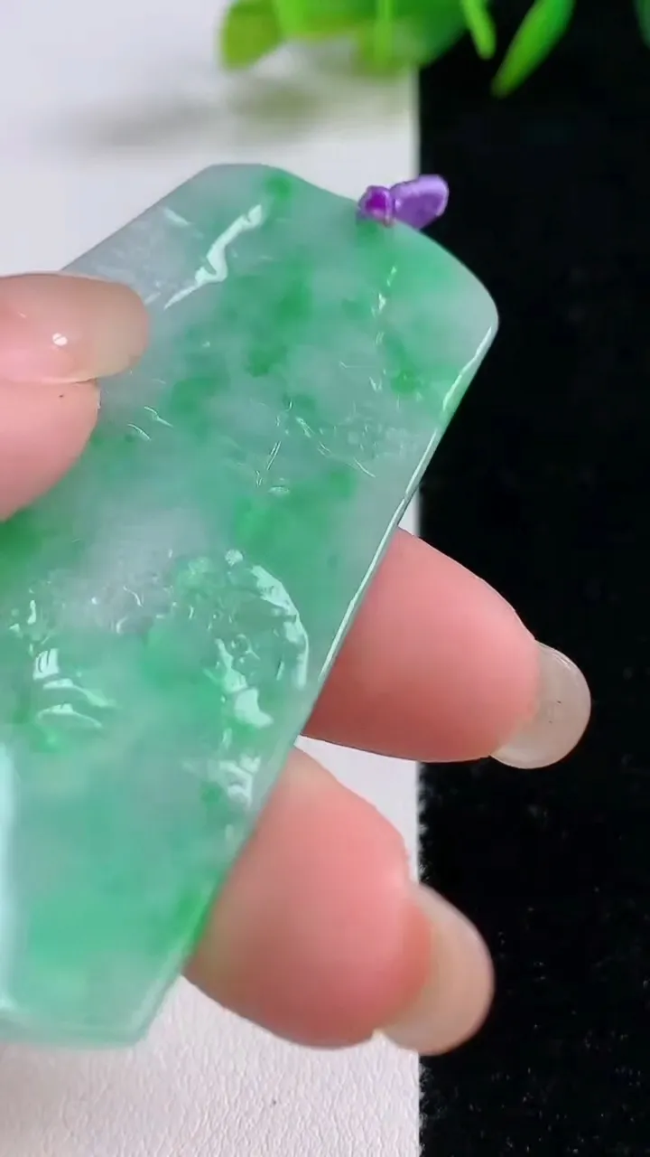 天然A货翡翠山水牌吊坠，尺寸62-39.6-4.6，重量:26.09g
8月25日
