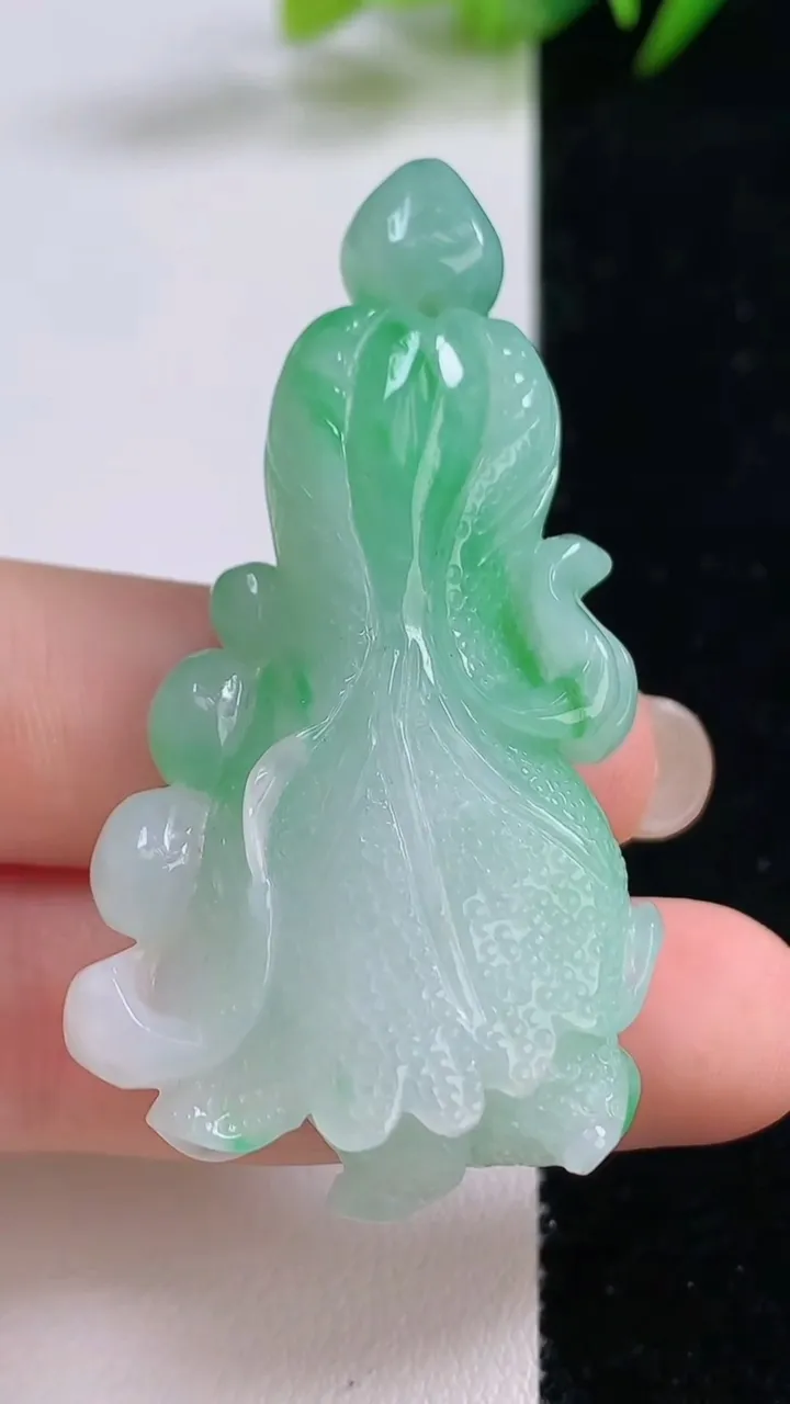 天然A货翡翠白菜吊坠，尺寸55-29-13.3，重:25.12g
8月25日