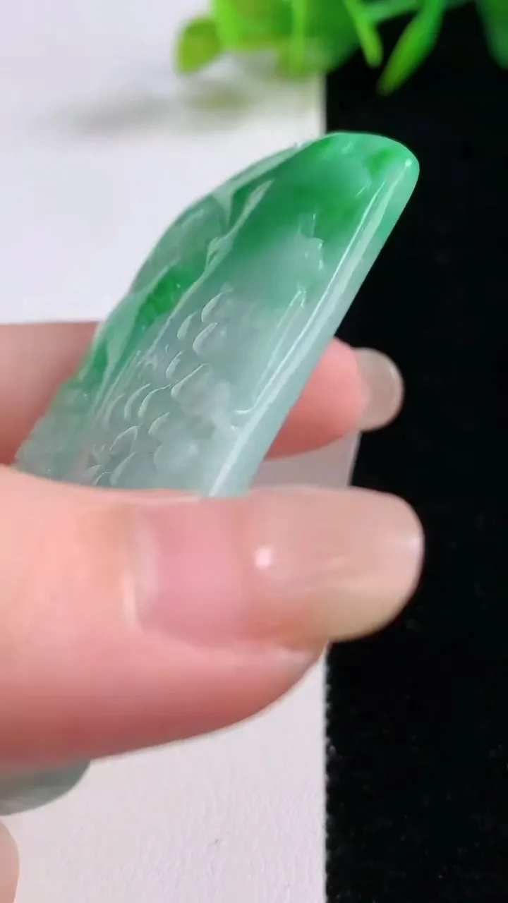 天然A货翡翠山水牌吊坠，尺寸62.4-41.7-5.6，重量:36.86g
8月25日