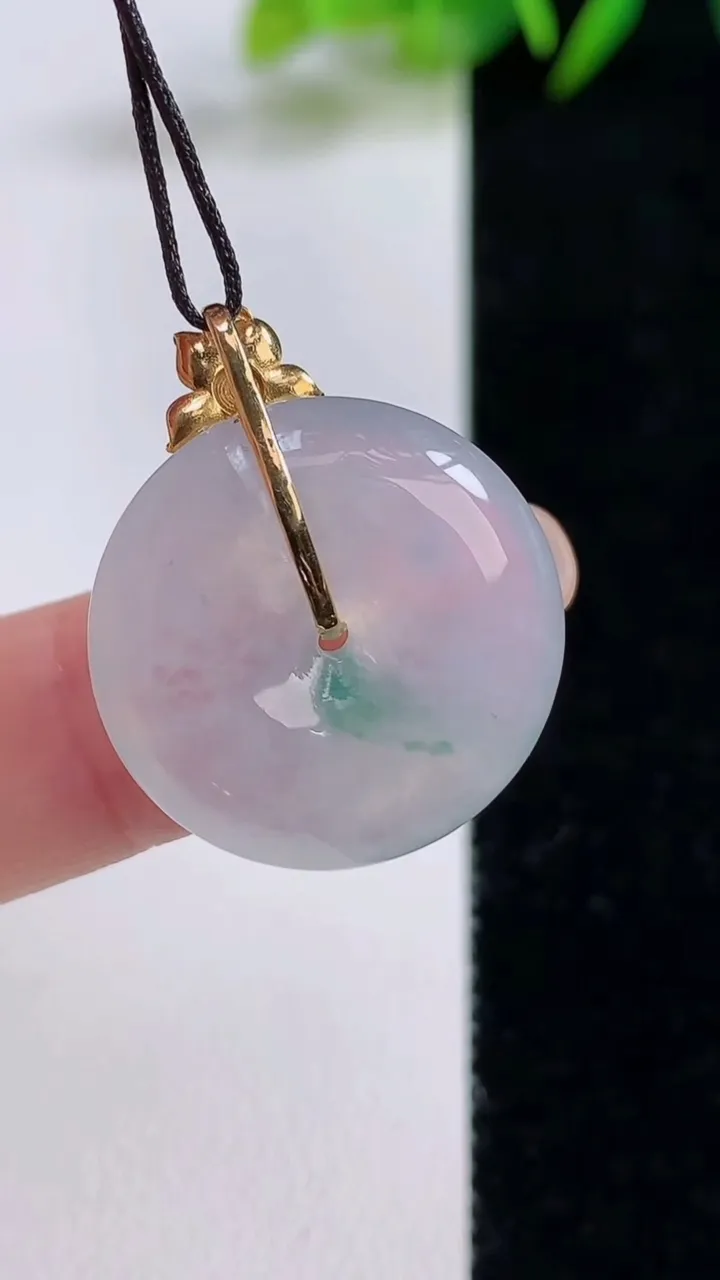 天然A货翡翠种飘花平安扣吊坠，尺寸22-5.8，重量:6.07g
8月25日