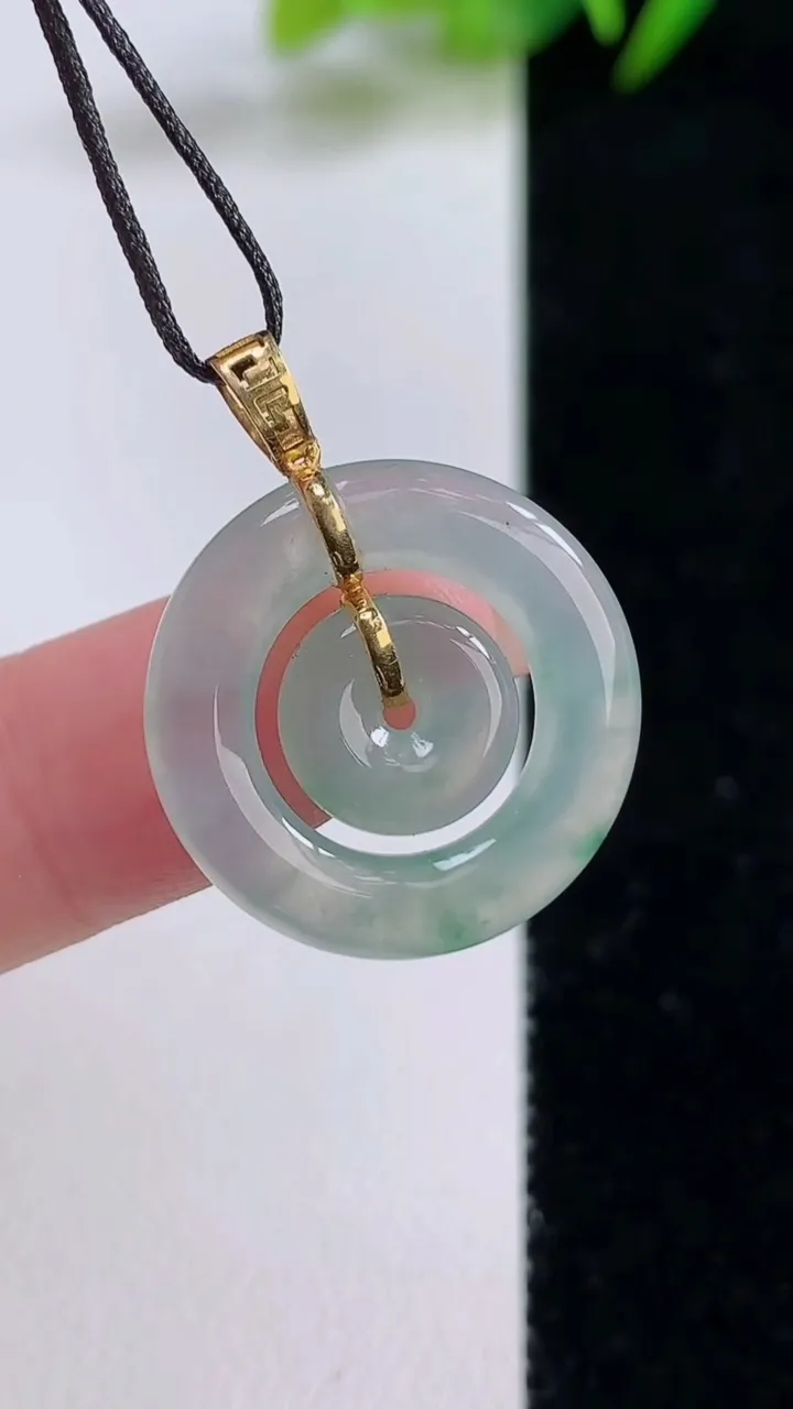 天然A货翡翠种飘花母子平安扣吊坠，尺寸21-3.5，重量:3.32g
8月25日