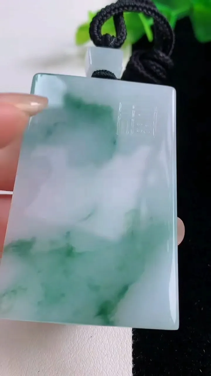 天然A货翡翠飘花无事牌吊坠，尺寸60.4-40.6-6.2，重量:54.90g
8月25日