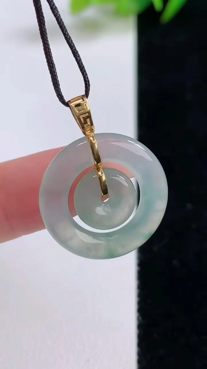 天然A货翡翠种飘花母子平安扣吊坠，尺寸21-3.5，重量:3.32g
8月25日