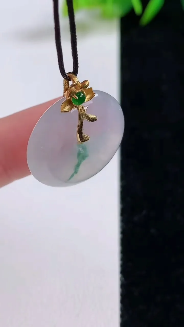 天然A货翡翠种飘花平安扣吊坠，尺寸22-5.8，重量:6.07g
8月25日