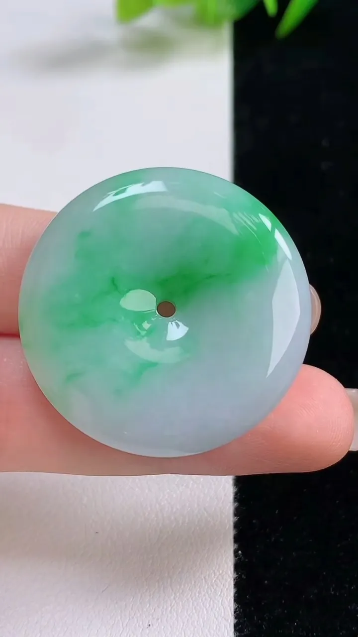 天然A货翡翠平安扣吊坠，尺寸33.7-5.8，重量:15.47g
8月25日