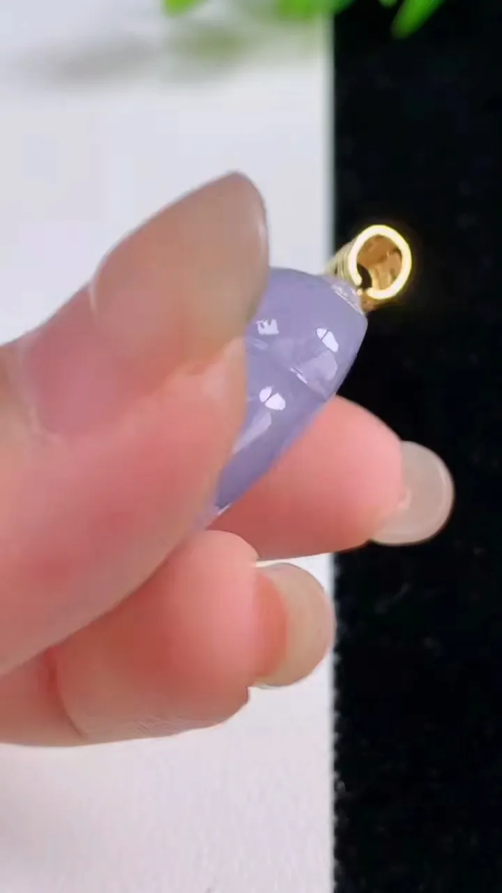 天然A货翡翠18k金紫罗兰葫芦吊坠，尺寸32-27.5-13，重量:21.06g
8月25日