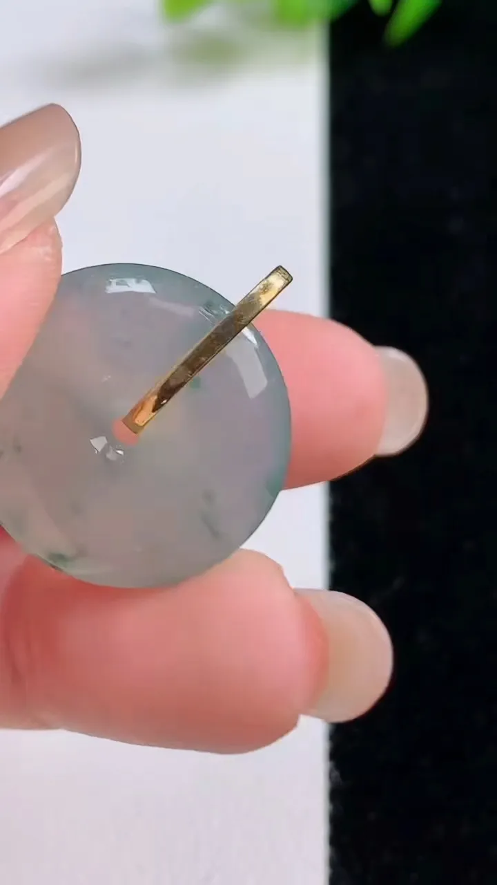 天然A货翡翠种飘花平安扣吊坠，尺寸21-5.3，重量:5.46g
8月25日
