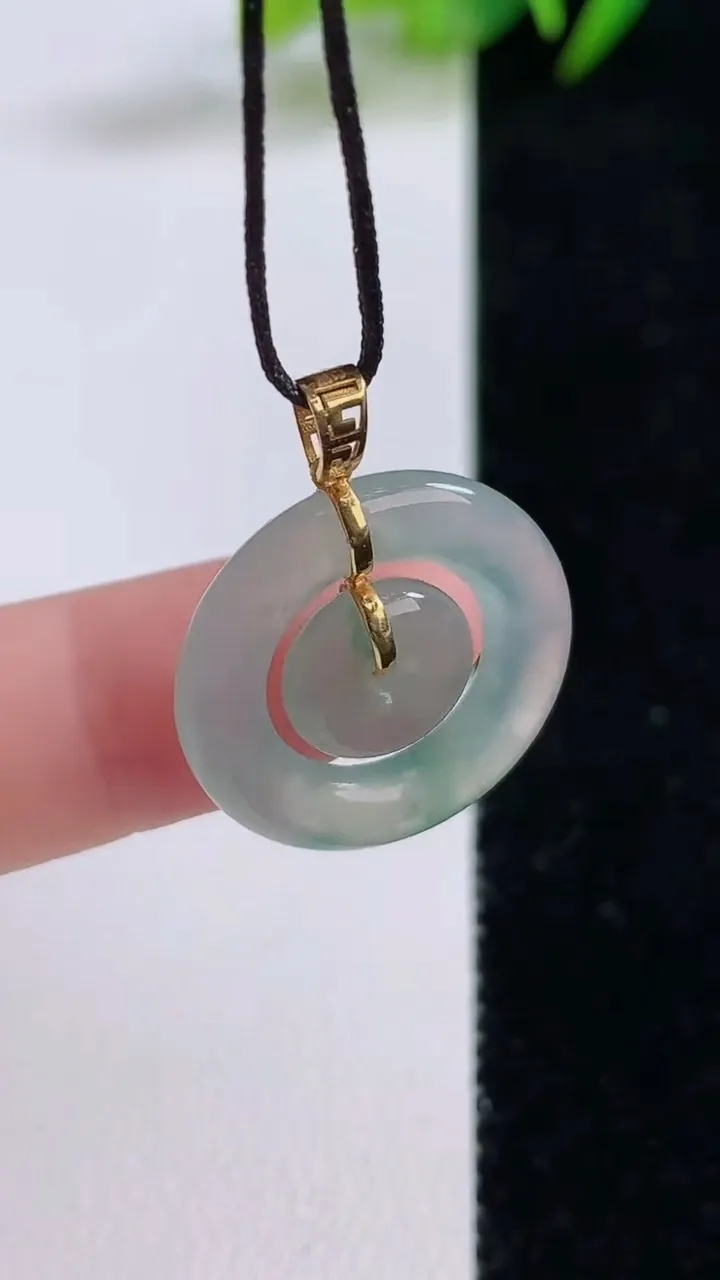 天然A货翡翠种飘花母子平安扣吊坠，尺寸21-3.5，重量:3.32g
8月25日