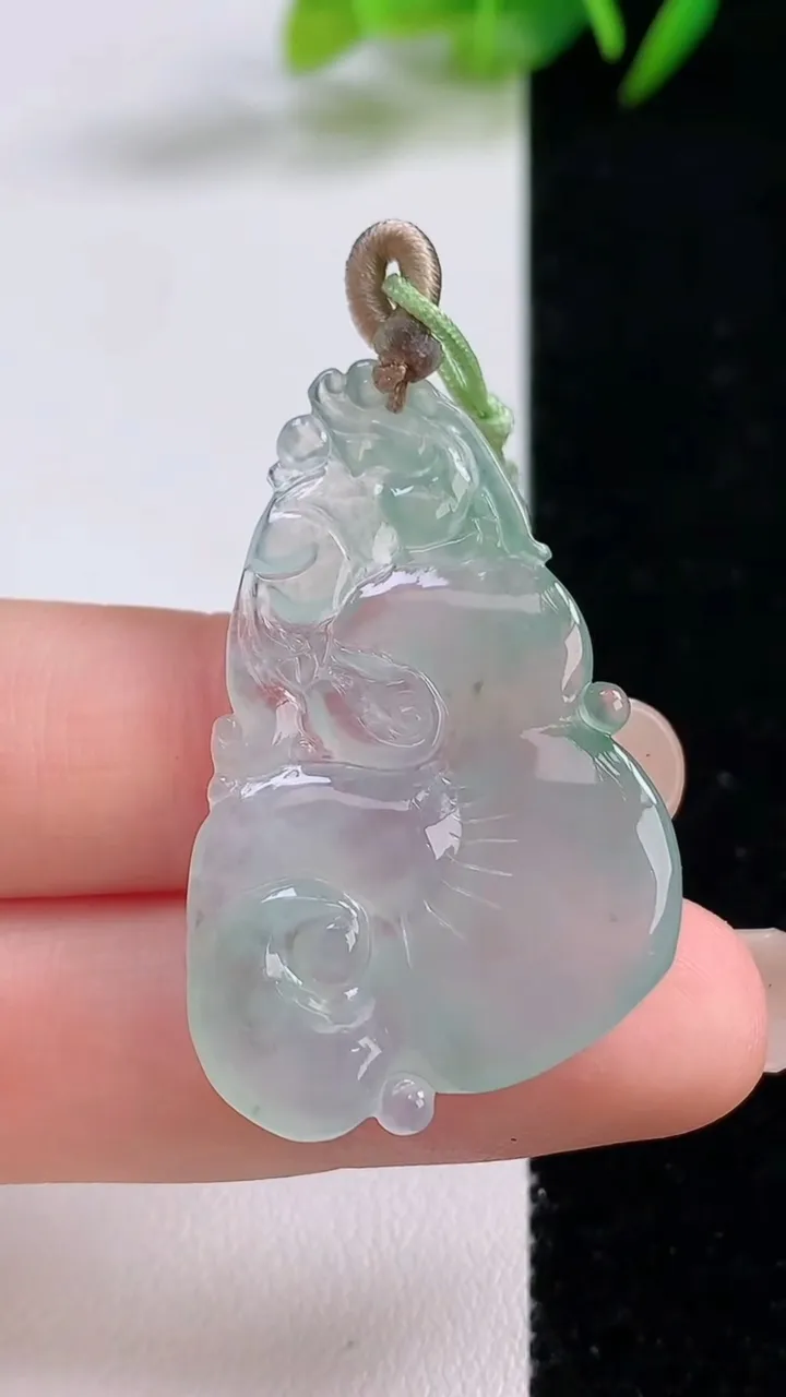 天然A货翡翠冰种飘花如意吊坠，尺寸37.5-25.4-5.4，重量:6.35g
8月25日