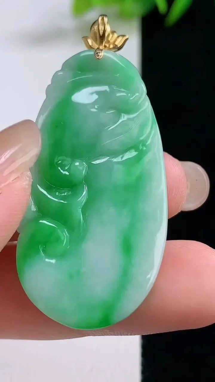 天然A货翡翠如意吊坠，尺寸43-22.5-4.8，重量:9.40g
8月25日