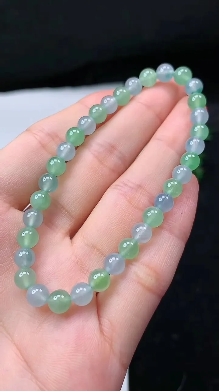 天然A货翡翠春带彩 紫罗兰圆珠手串，尺寸5.6-34颗，重量:10.00g
8月25日