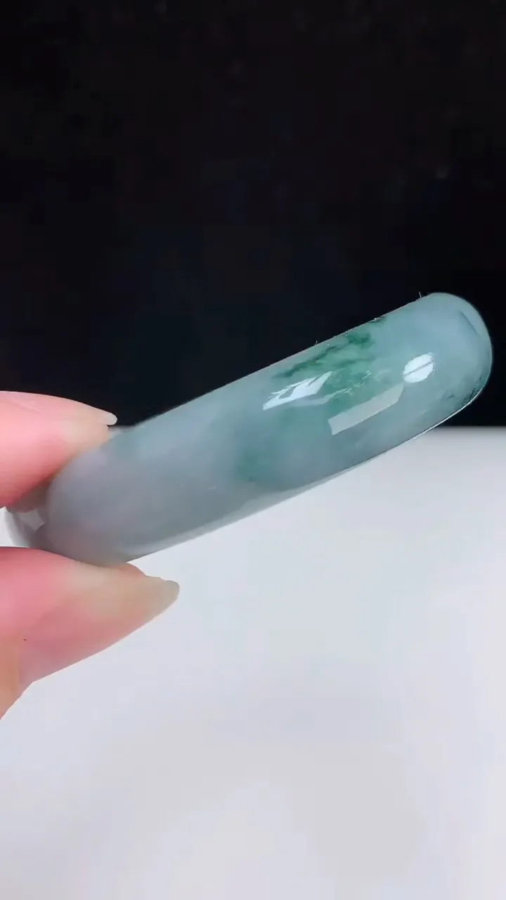 天然A货翡翠紫罗兰 飘花贵妃手镯，尺寸52-45-12-5.6，重:30.31g
8月25日