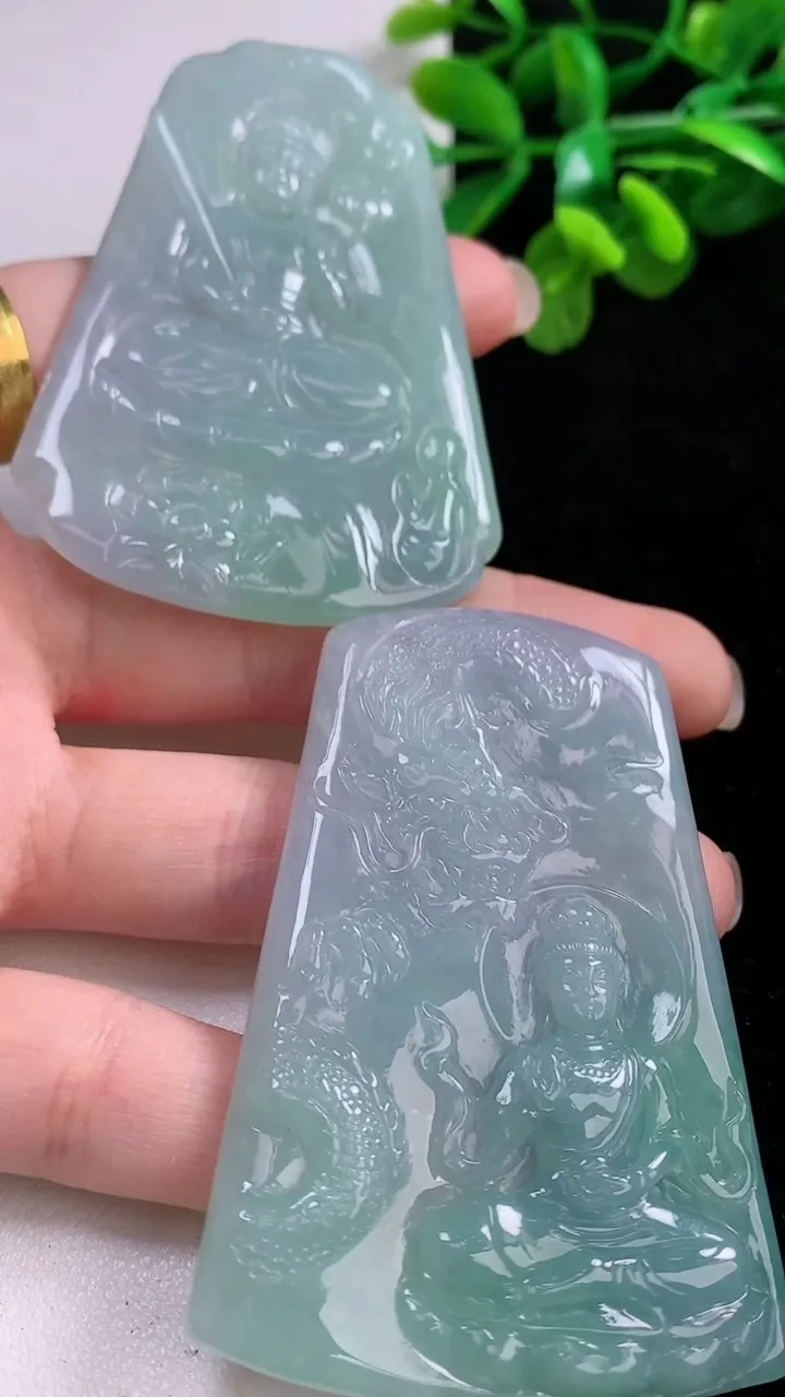 天然A货翡翠虚空藏观音菩萨吊坠一对，尺寸66.6-45.5-4.4，重量:58.91g
8月26日