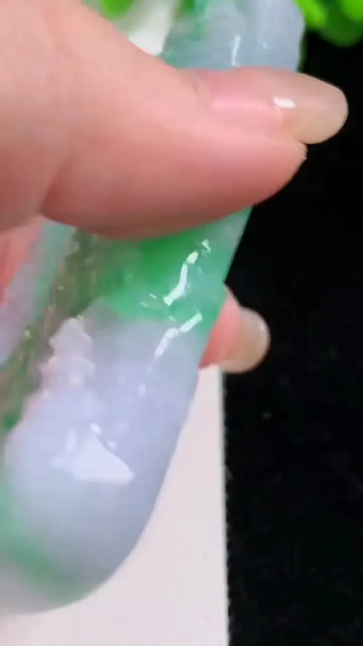 天然A货翡翠山水牌吊坠，尺寸74.8-44-12.2，重量:89.62g
8月26日