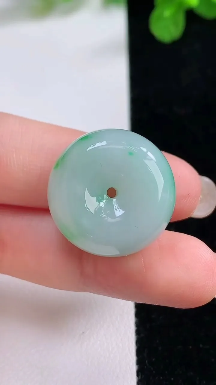 天然A货翡翠平安扣吊坠，尺寸21.6-11.7，重量:12.76g
8月26日