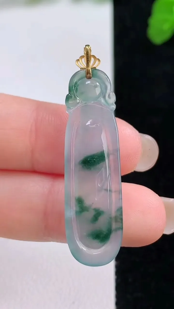天然A货翡翠种飘花福瓜吊坠，尺寸38-11-3.6，重量:2.85g
8月26日