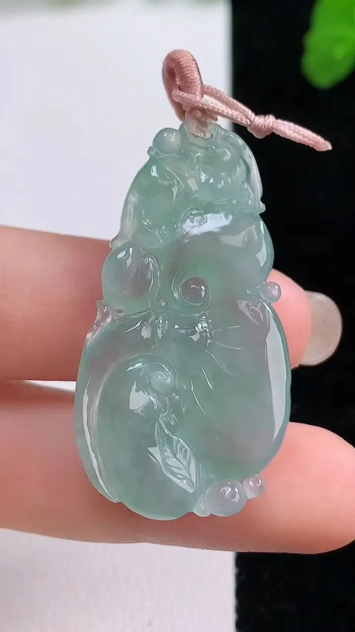 天然A货翡翠如意吊坠，尺寸41-21.2-5，重量:7.15g
8月26日