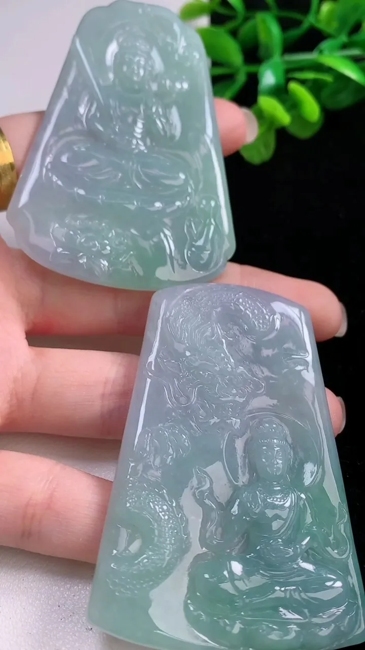天然A货翡翠虚空藏观音菩萨吊坠一对，尺寸66.6-45.5-4.4，重量:58.91g
8月26日